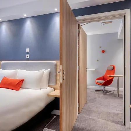 Express - Centre By Ihg Hotel 3*